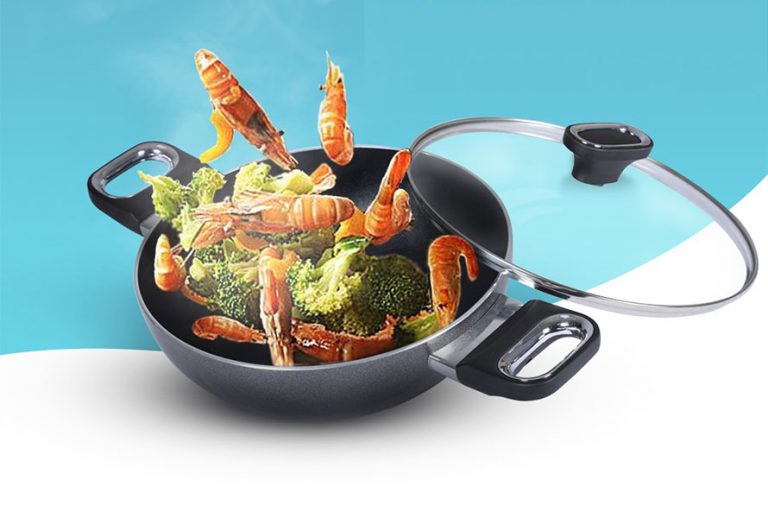 Walton Nonstick Oak Pan distributes the heat of the oven evenly and cooks with very little oil